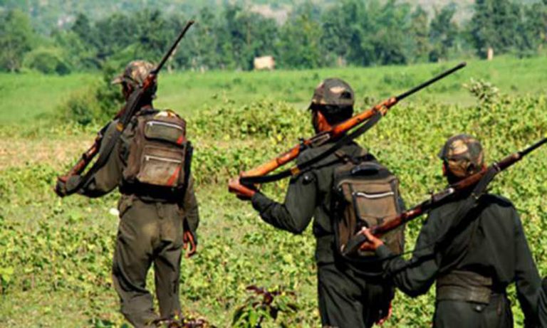 पुलिस दबाव में PLFI एरिया कमांडर सहित 2 नक्सलियों ने कोर्ट में किया सरेंडर, हत्या समेत कई मामले हैं दर्ज
