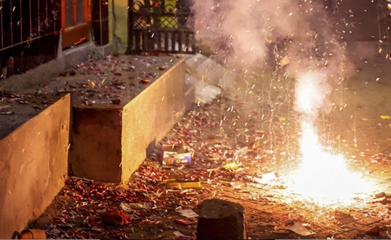 इस दिवाली भी दिल्ली वाले नहीं फोड़ पायेंगे पटाखे, हर तरह के पटाखे बेचने पर पूरी तरह प्रतिबंध