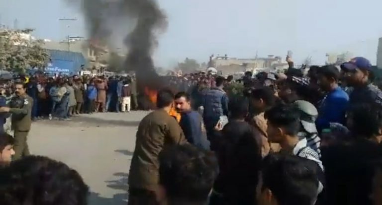 इस्लाम की निंदा करने पर पाकिस्तान में एक श्रीलंकाई नागरिक की पीट-पीटकर हत्या, भीड़ ने शव को जलाया