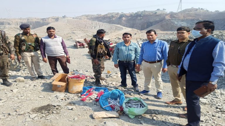 Jharkhand news: अवैध पत्थर खनन को लेकर पाकुड़ में खनन टास्क फोर्स की बड़ी कार्रवाई, 3 लोगों पर होगी FIR