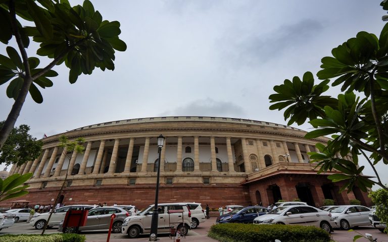 लोकतंत्र पर सवाल हैं निष्क्रिय सांसद