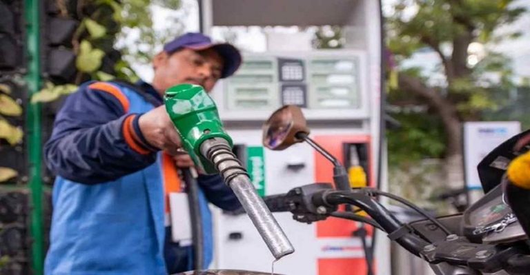 Petrol-Diesel Price: नोएडा में महंगा-पटना में लुढ़का पेट्रोल-डीजल का दाम, जानें आपके शहर में क्या है आज का रेट