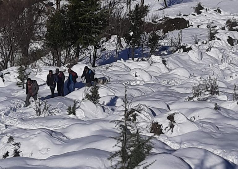Himachal Pradesh Weather News: बर्फ देखने निकले बच्चों के साथ हुआ ये, होटल मैनेजर की नजर पड़ी तो…