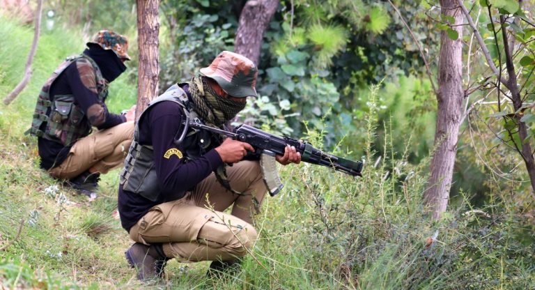 पलामू-चतरा की सीमा पर सुरक्षा बलों की टीएसपीसी उग्रवादियों से मुठभेड़, आधे घंटे तक होती रही गोलीबारी