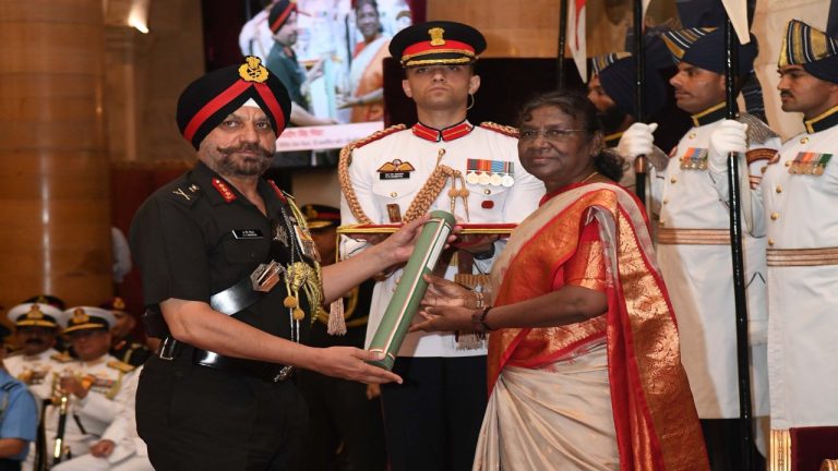 राष्ट्रपति द्रौपदी मुर्मू ने सैन्य अफसरों को विशिष्ट सेवा पुरस्कार प्रदान किए