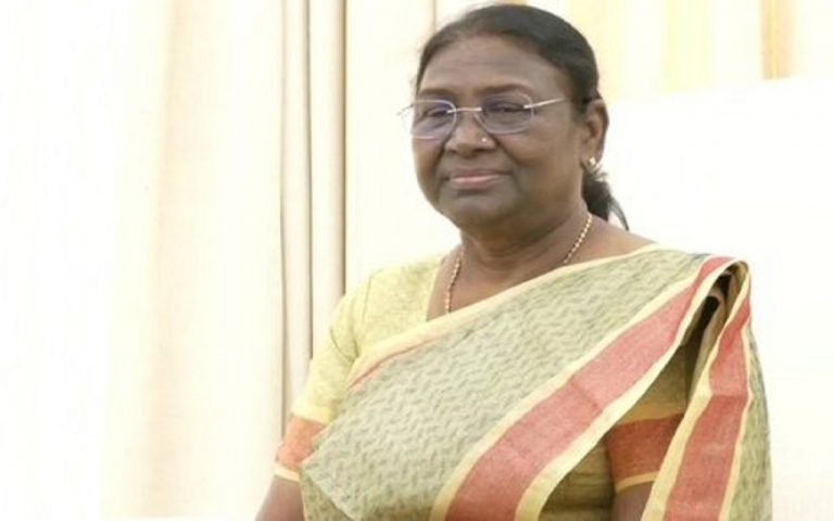 राष्ट्रपति द्रौपदी मुर्मू की दाहिनी आंख की सफल सर्जरी, इस परेशानी से जूझ रहीं थीं महामहिम