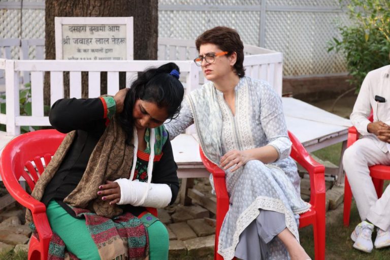 शाहजहांपुर में CM योगी आदित्यनाथ से मिलने गईं आशा बहुओं पर बरसी थीं लाठियां, अब प्रियंका गांधी बनीं ‘सहारा’