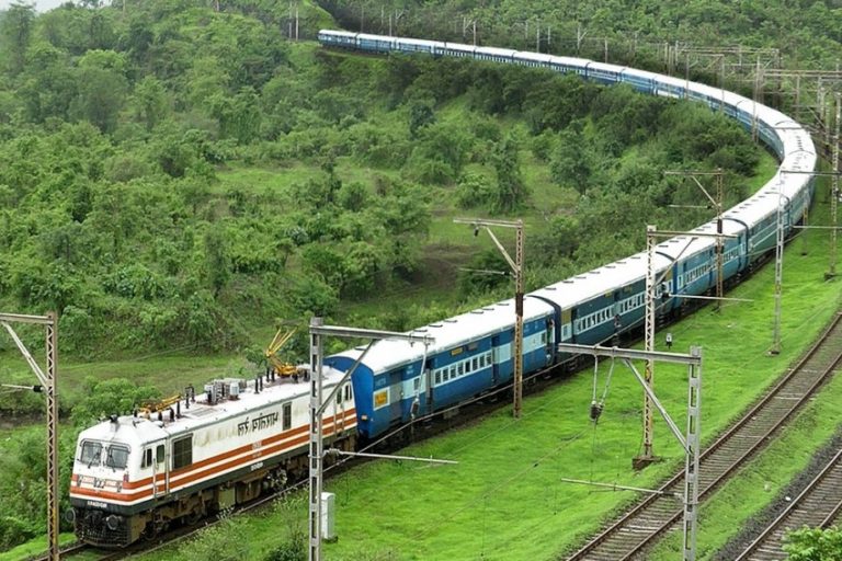 jharkhand railway news : रेलवे ने जारी किया अलर्ट नक्सल हमले की आशंका