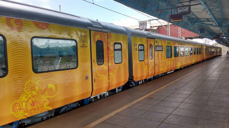 Indian Railways: तेजस में सफर करने वाले 544 यात्रियों को एक लाख से ज्यादा रुपये देगा IRCTC, जानें वजह