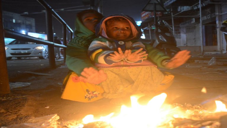 Bihar Weather : बिहार में पहाड़ों से पहुंची पछुआ हवाओं ने गिराया रात का पारा, बढ़ी ठंड से परेशान दिखे लोग