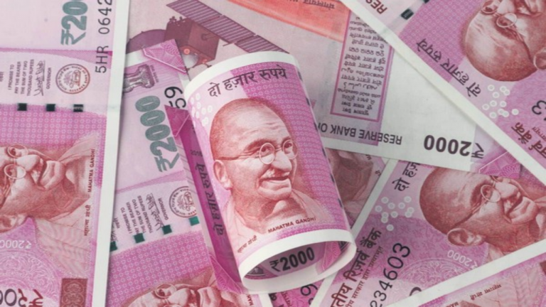 2000 के नोट सर्कुलेशन से बाहर होने के बाद अचानक क्यों बढ़ी सोने-चांदी की मांग, पेट्रोल पंप पर भी भीड़!