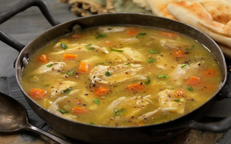 Chicken Soups: सर्दियों में चिकन सूप है बेहद फायदेमंद, घर पर ऐसे बनाएं सूप