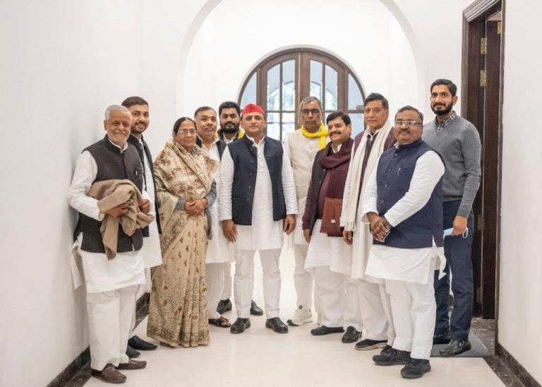 UP: अखिलेश यादव ने सपा विधायकों के साथ बैठक अचानक की रद्द, योगी सरकार को घेरने के लिए बुलायी थी मीटिंग