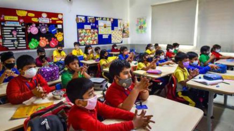 Lucknow: स्कूलों का डीएम ने बदला समय, जानें प्रचंड गर्मी में बच्चों को कितने बजे मिलेगी स्कूल से छुट्टी?