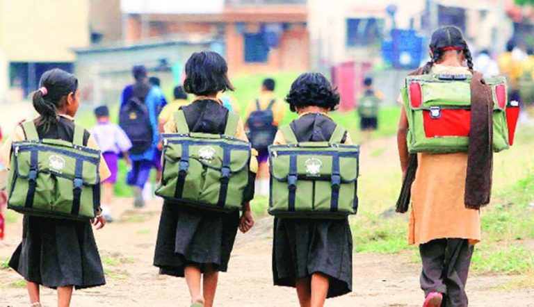 UP News: तीन दिन स्कूलों की छुट्टी, बच्चों पर नहीं रहेगा बस्ते का बोझ, जानिए कब-कब है Holiday
