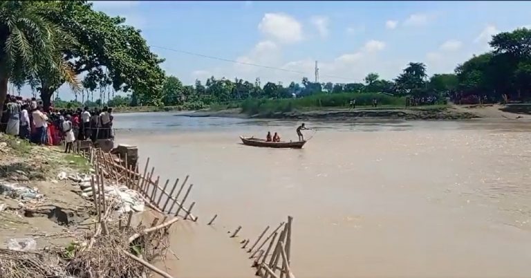 मुजफ्फरपुर नाव हादसाः चार साल के मासूम समेत चार का शव बरामद, आठ की तलाश अभी भी जारी