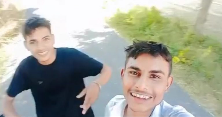VIDEO :  “अभी तो सिर्फ एक गोली मारी है, 39 अभी बाकी हैं ”  Agra में छात्रों ने टीचर को गोली मारकर रील बनाई