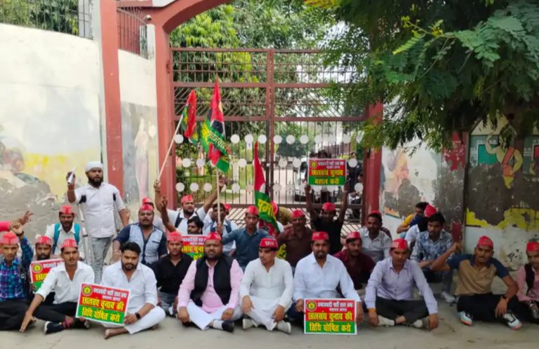 DBRAU : छात्र सभा के कार्यकर्ताओं ने विश्वविद्यालय के गेट पर ताला  डाला