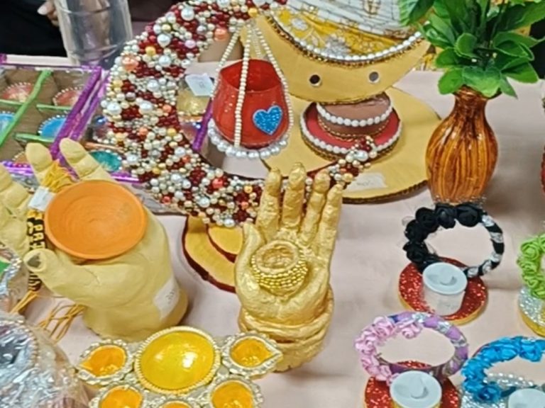 Agra : ललित कला सीखते हुए करें कमाईं, बच्चों ने कबाड़ से बनाए ऐसे उत्पाद कि आपका घर हो जाए रोशन
