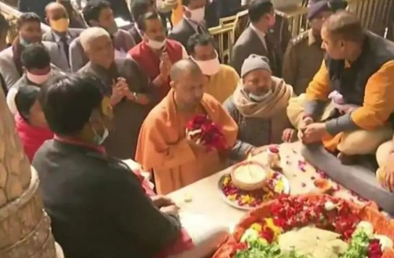 Mathura News: सीएम योगी ने किया बांके बिहारी मंदिर का दर्शन, लोगों ने छतों से मुख्यमंत्री पर बरसाए फूल