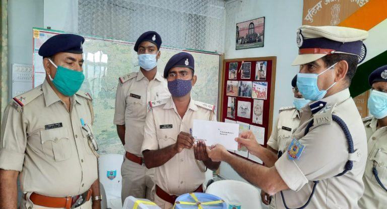 Jharkhand Crime News: सिमडेगा में इंटर स्टेट जेवर तस्कर गिरफ्तार,  25 लाख कीमत के चांदी का आभूषण बरामद