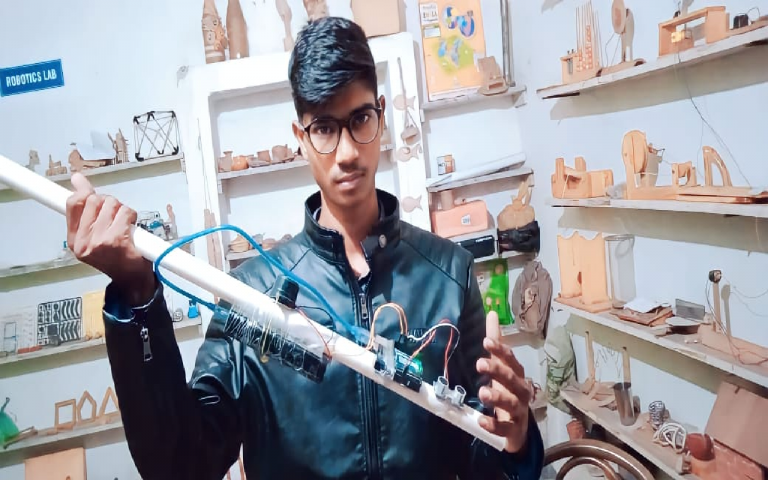 Ramgarh News: चितरपुर के छात्र ने नेत्रहीनों के लिए बनायी स्मार्ट छड़ी, ठोकर के 2 फीट पहले ही बजने लगेगा बजर