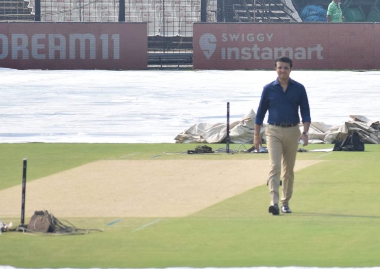 IPL 2022: प्‍लेऑफ से पहले तूफान ने ईडन गार्डंस में मचायी भारी तबाही, गांगुली ने लिया तैयारियों का जायजा