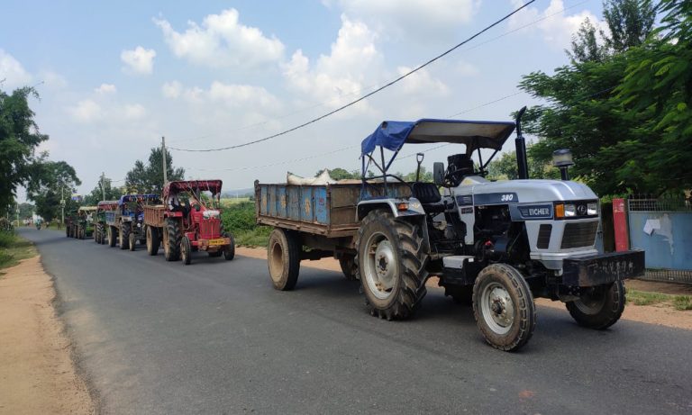 प्रभात खबर इम्पैक्ट : गंधौनिया घाट से पुलिस ने अवैध बालू लदे 11 ट्रैक्टर के साथ 2 लोगों को किया गिरफ्तार