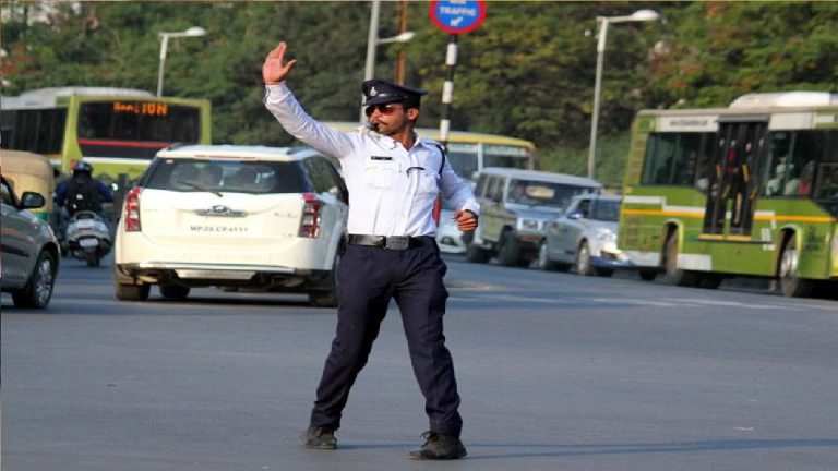 ट्रैफिक पुलिस कैसे करती है काम, कहां से हुई थी इसकी शुरुआत