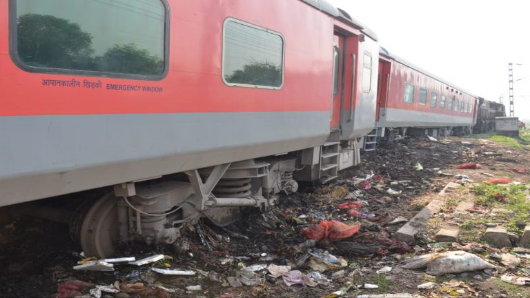 हावड़ा स्टेशन पर बेपटरी हुई आमता-हावड़ा लोकल