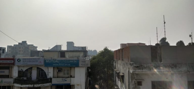 UP Weather LIVE: कानपुर में दो दिन बंद रहेंगे 12वीं तक के स्कूल, 12 जिलों में येलो अलर्ट