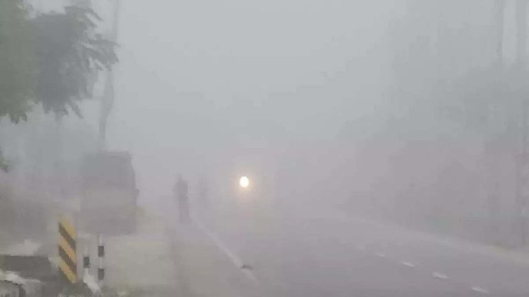 UP Weather Forecast LIVE: यूपी में अगले चौबीस घंटे तक बादल रहेंगे सक्रिय, दिवाली पर ठंड से गिरेगा पारा