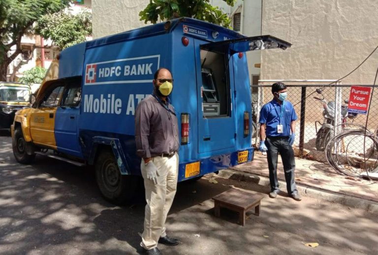 हिंदपीढ़ी में एटीएम ऑन व्हील्स, सोशल डिस्टेंसिंग का पालन करते हुए जरूरतमंद निकाल सकेंगे पैसा