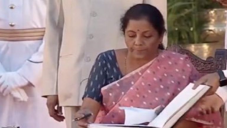 Economic survey 2021: कोरोना ने बढ़ाई हेल्थ सेक्टर की अहमियत, बजट में लोगों के इलाज का खर्च कम करने पर सरकार का ध्यान Economic survey 2021: कोरोना ने बढ़ाई हेल्थ सेक्टर की अहमियत, बजट में लोगों के इलाज का खर्च कम करने पर सरकार का ध्यान