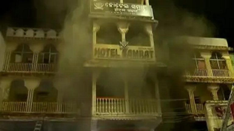 पुरी के शॉपिंग Complex में लगी भीषण आग, 40 दुकानें जलकर खाक, 100 से ज्यादा लोगों को निकाला गया सुरक्षित