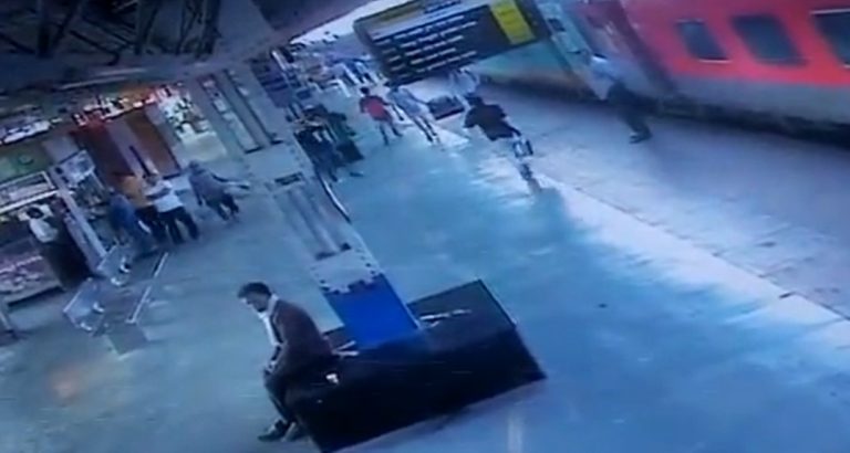 Agra News: ट्रेन और प्लेटफार्म के बीच फंसे दो यात्री, अनहोनी की आशंका के बीच कांस्टेबल बना फरिश्ता…