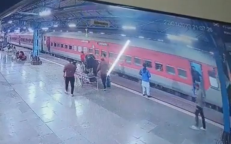 Madhya Pradesh: चलती ट्रेन में चढ़ने के दौरान फिसला व्यक्ति, बहादुर महिला ने बचाई जान, वीडियो वायरल
