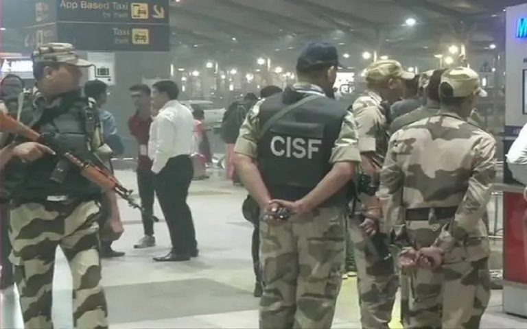 Bihar: अंधाधुंध गोलीबारी कर था सीआईएसएफ जवान, साथी ने किया काबू, मिला वीरता पदक