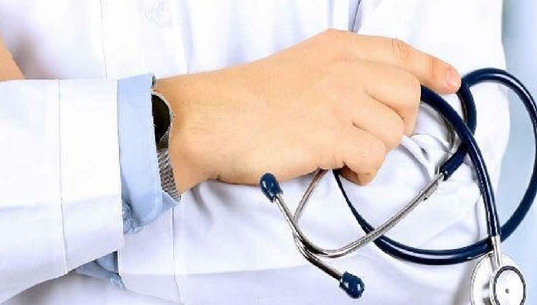 नि:स्वार्थ भाव से लोगों की सेवा में जुटे हैं झारखंड के डॉक्टर, हर वक्त मरीजों की मदद के लिए रहते हैं तैयार