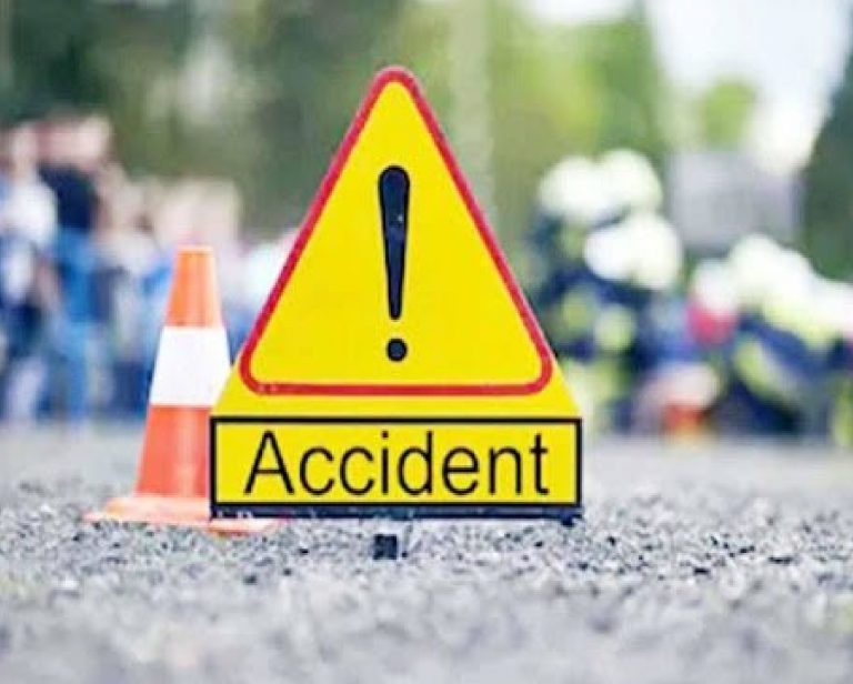 बस्ती में बड़ा हादसा : खड़ी कंटेनर से टकराई कार… 5 की मौत, 2 घायल