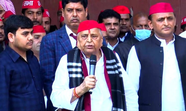 मुलायम सिंह को घर में बंधक बनाकर रखा गया है, अखिलेश यादव के मौसा ने लगाया गंभीर आरोप