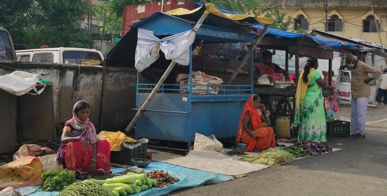 वेजिटेबल मार्केट में दुकान मिलने पर कितने खुश हैं सब्जी विक्रेता?