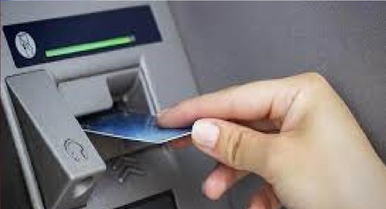 ATM में कैश नहीं डालने पर बैंकों को दंडित करने वाली योजना की समीक्षा कर रहा आरबीआई