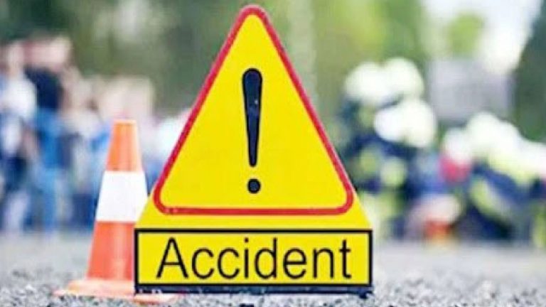 Road Accident in Gorakhpur: काम की तलाश में शिमला जा रहे बिहार के मजदूरों की गाड़ी पलटी, दो की मौत