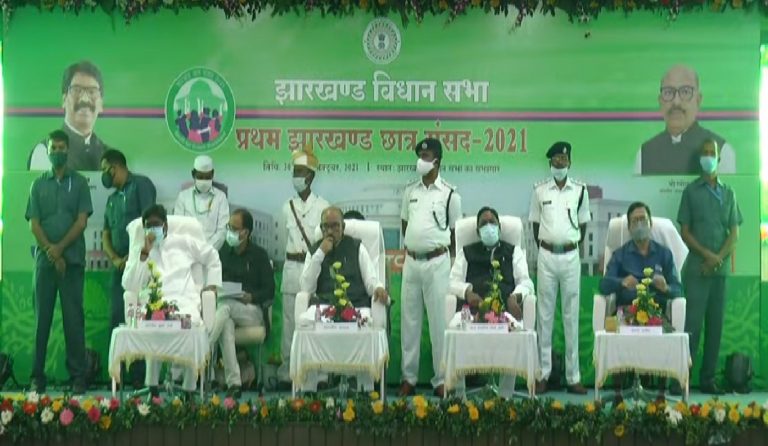 पहली बार विधानसभा की कार्यवाही संभालने वाले छात्र संसदों ने खींची शालीनता की लंबी लकीर, 3 छात्र हुए सम्मानित