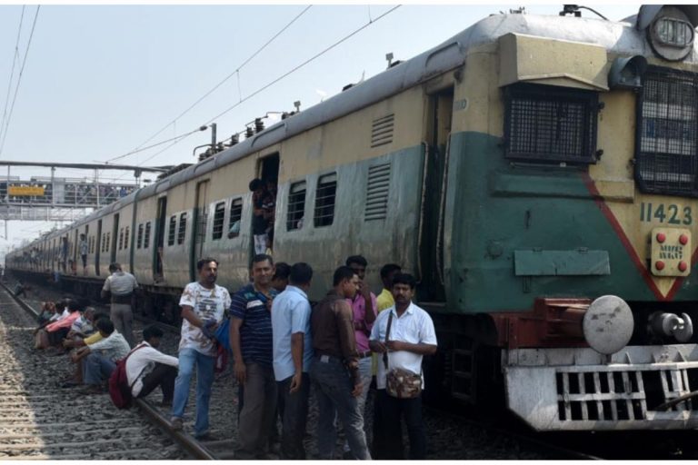 बैरकपुर में प्रदर्शनकारियों ने रोकी लोकल ट्रेन, सियालदह मुख्य शाखा की अप और डाउन की ट्रेनें हुई प्रभावित