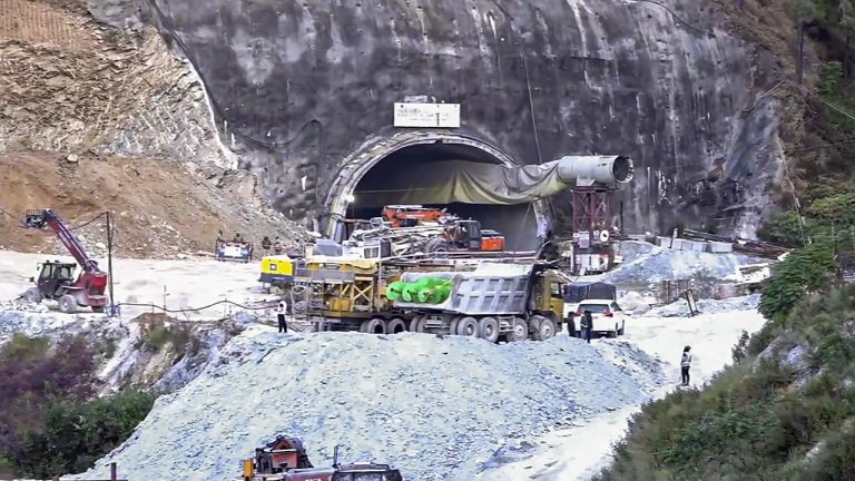 उत्तराखंड सुरंग हादसा: अच्छी खबर पाने के लिए बेचैन हैं परिवार के लोग, ‘वर्टिकल होल’ बनाने के लिए ड्रिलिंग शुरू