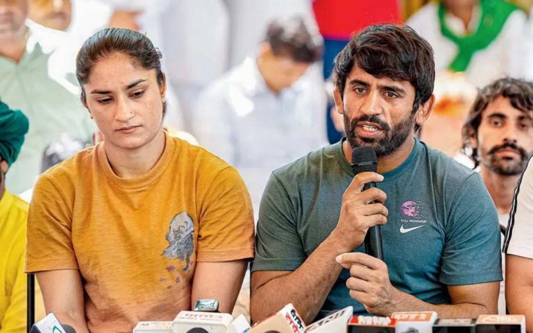 विनेश फोगाट को राजघाट पर प्रेस कॉन्फ्रेंस करने से रोका, वर्ल्ड चैंपियन ने दिल्ली पुलिस पर लगाया बड़ा आरोप