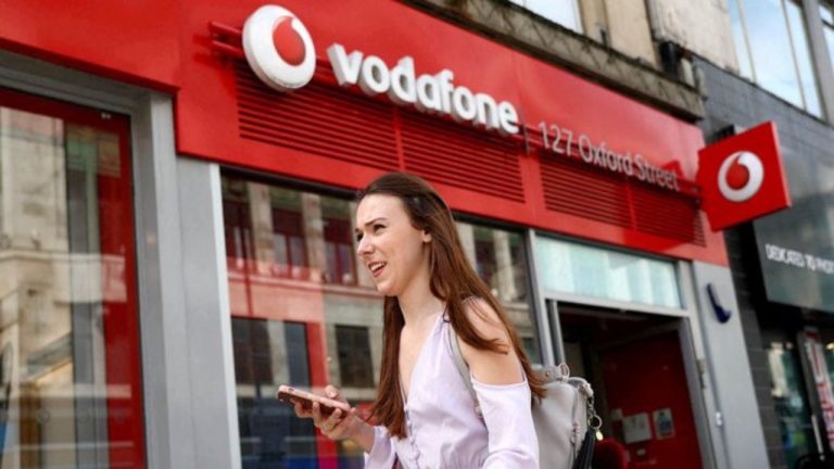 अमेजन के बाद अब 11,000 कर्मचारियों को बाहर का रास्ता दिखाएगी Vodafone