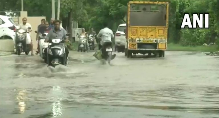 Weather Update: कई राज्यों में आफत की बरसात, IMD ने जारी किया अलर्ट, मुंबई और तेलंगाना में स्कूल बंद